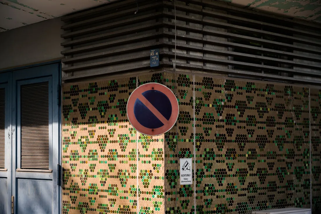 Mobiles Halteverbotsschild am Straßenrand vor einem Wohnhaus