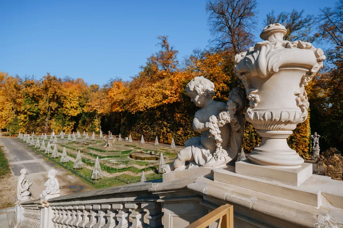 Barockes Schloss mit gepflegtem Schlosspark im Hintergrund