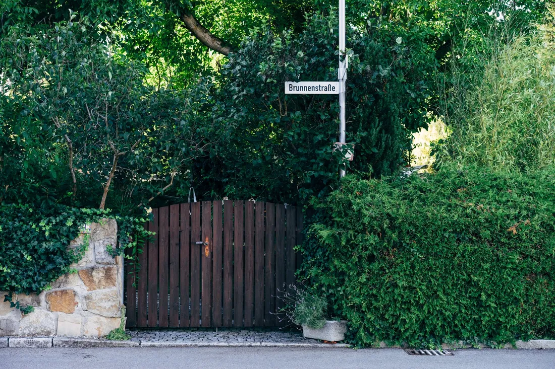 Einfamilienhaus mit gepflasterter Einfahrt und Vorgarten